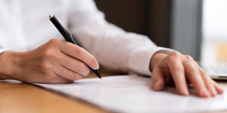 Testamento olografo scritto a mano senza notaio: è valido? Quando può essere contestato e come comportarsi